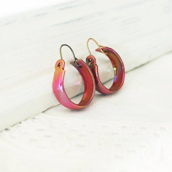 Small magenta hoop earrings, Vintage enamel hoops 80s - Picture 4 of 6